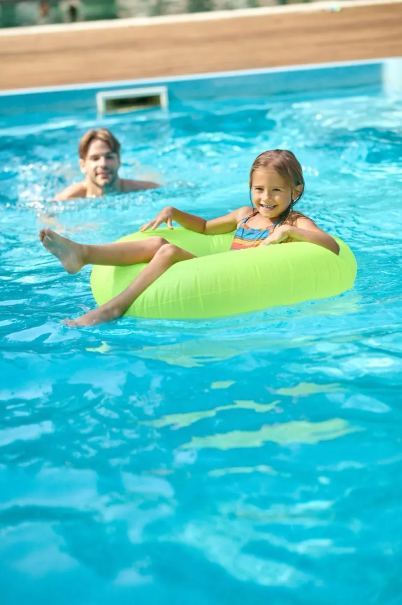 Vamos dar um mergulho? Cuidados essenciais com crianças na praia e piscina