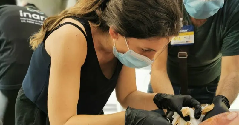 Chegam pessoas com feridas cobertas apenas por papel higiénico. Andreia, a médica portuguesa que partiu para o Líbano sozinha